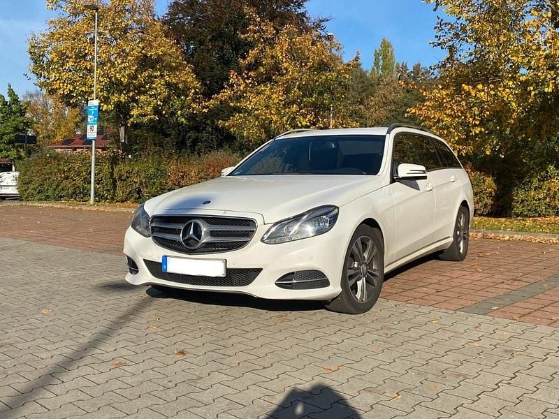 Weiß Gebraucht 2013 Mercedes E200 Avantgarde Kombi | 8.900 € (Superpreis) - Bild 1/4