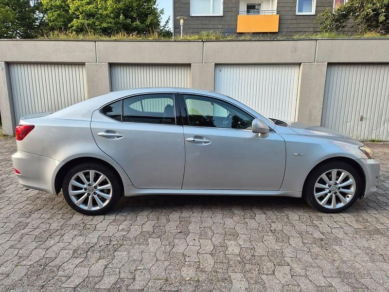 Silber Gebraucht 2007 Lexus IS220 Limousine | 4.300 € - Bild 1/4