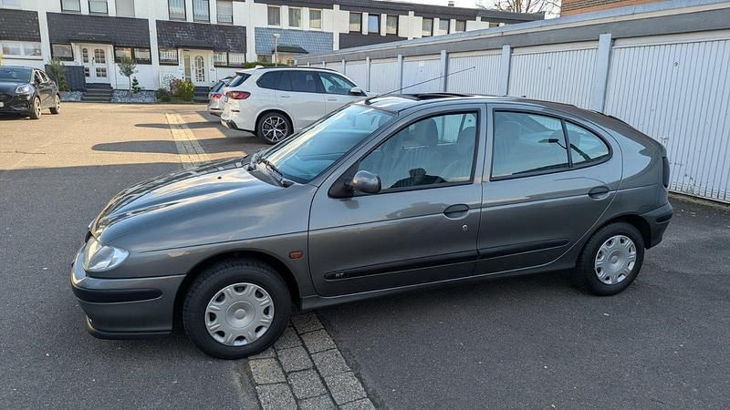 Gebraucht Renault Mégane 90 PS (66 kW) 1997 Grau Limousine