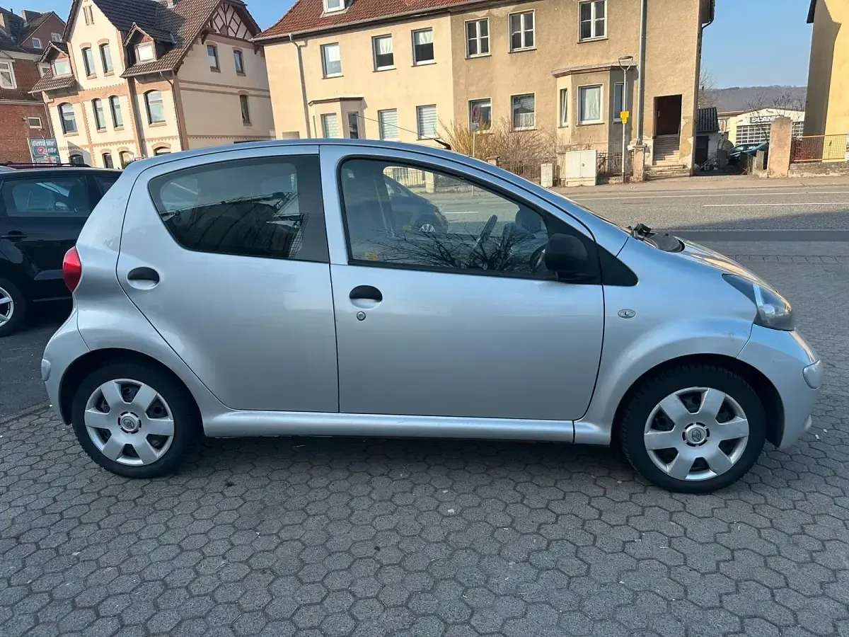 Gebraucht Toyota Aygo Basis 68 PS (50 kW) 2006 Silber Kleinwagen
