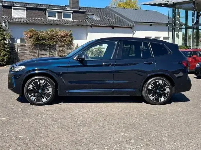 Gebraucht BMW iX3 Impressive 210 kW (286 PS) 2022 Carbonschwarz metallic (metallic) SUV