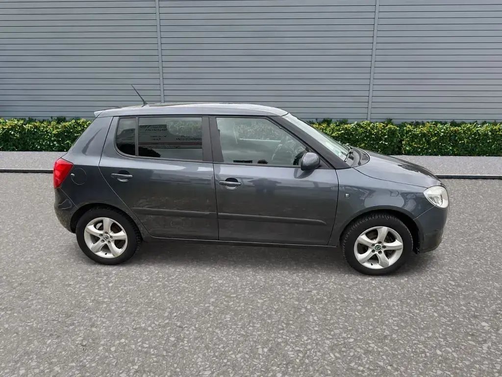 Gebraucht Skoda Fabia Family 60 PS (44 kW) 2012 Grau Limousine