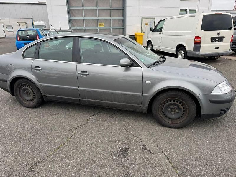 Gebraucht VW Passat Basis 131 PS (96 kW) 2003 Grau Limousine