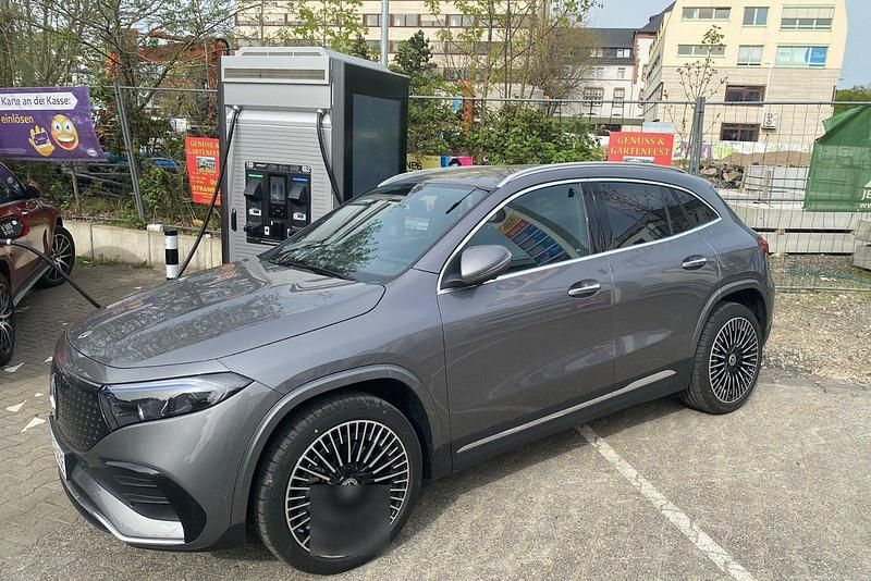 Grau Gebraucht 2024 Mercedes EQA300 AMG line Plus SUV | 38.900 € (Fairer Preis) - Bild 1/4