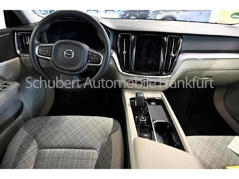 Gebraucht Volvo V60 Core 163 PS (119 kW) 2024 Grau Kombi