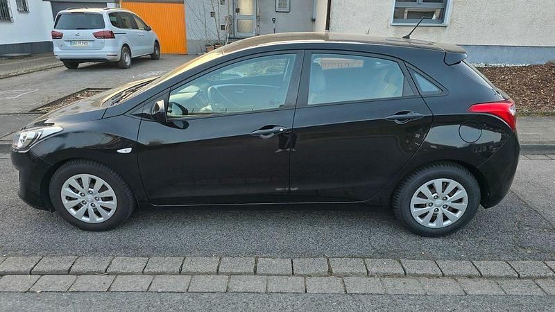 Gebraucht Hyundai i30 101 PS (74 kW) 2017 Schwarz Limousine