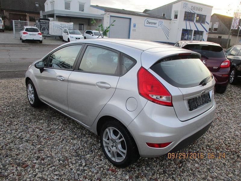 Gebraucht Ford Fiesta Trend 82 PS (60 kW) 2011 Silber Kleinwagen
