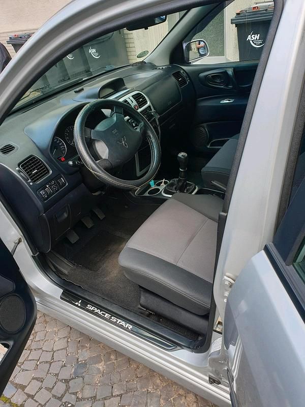 Gebraucht Mitsubishi Space Star 98 PS (72 kW) 2004 Grau Van / Kleinbus