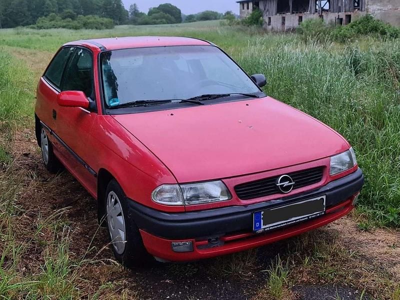 Gebraucht Opel Astra 75 PS (55 kW) 1996 Rot Limousine