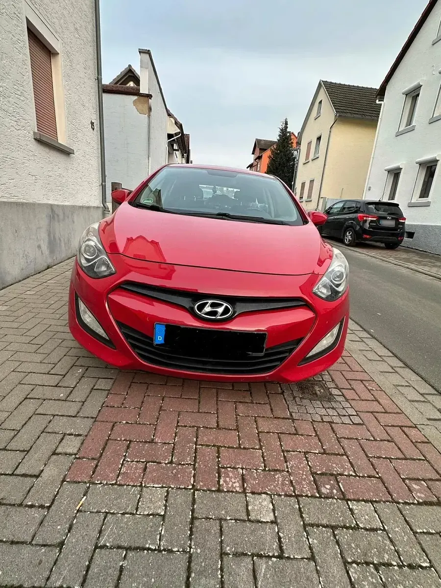 Gebraucht Hyundai i30 100 PS (73 kW) 2012 Rot Limousine