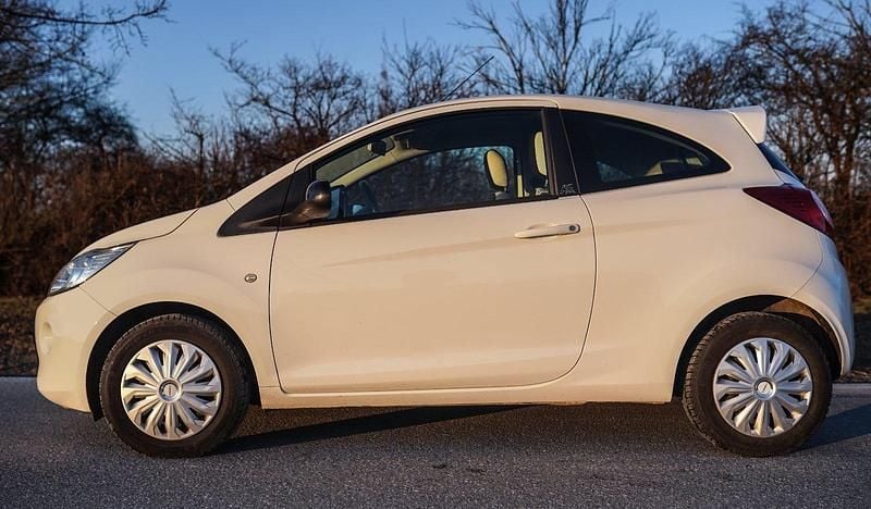 Weiß Gebraucht 2015 Ford Ka Kleinwagen | 3.999 € (Fairer Preis) - Bild 1/4