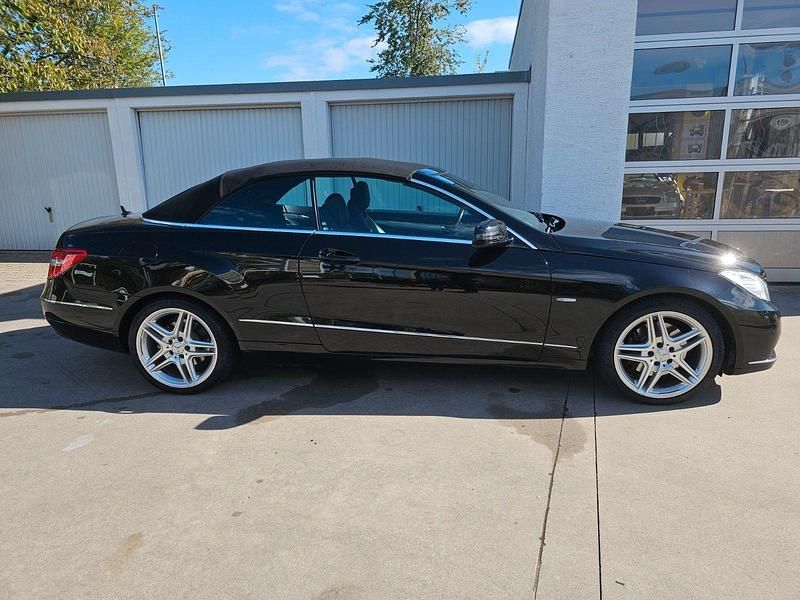 Gebraucht Mercedes E250 Elegance 204 PS (150 kW) 2012 Schwarz Cabrio