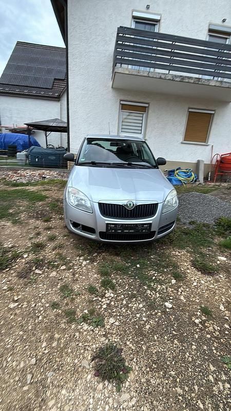 Grau Gebraucht 2010 Skoda Fabia Kleinwagen | 1.650 € (Superpreis) - Bild 1/4