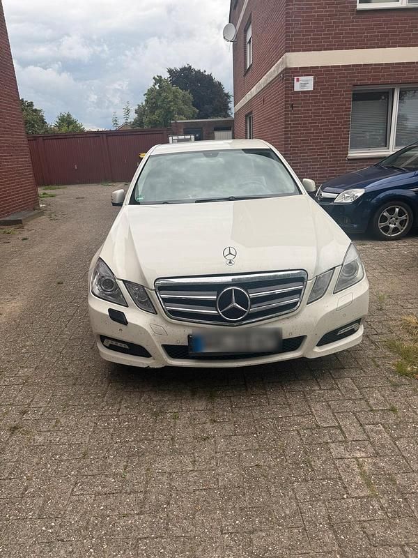 Weiß Gebraucht 2012 Mercedes E350 Limousine | 11.500 € (Guter Preis) - Bild 1/4