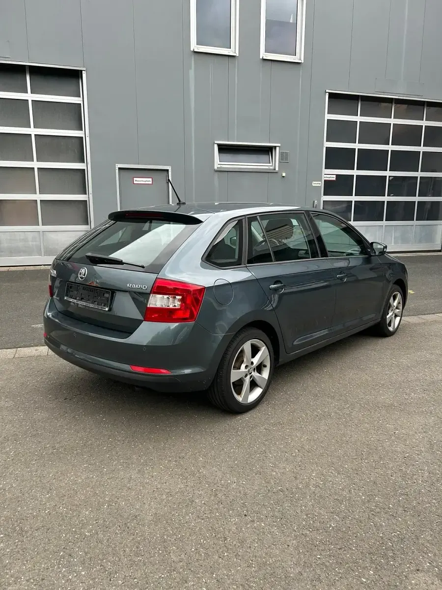 Gebraucht Skoda Rapid 90 PS (66 kW) 2016 Grau Kleinwagen