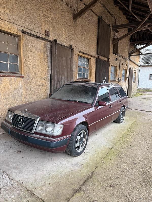 Gebraucht Mercedes 300 147 PS (108 kW) 1992 Rot Kombi