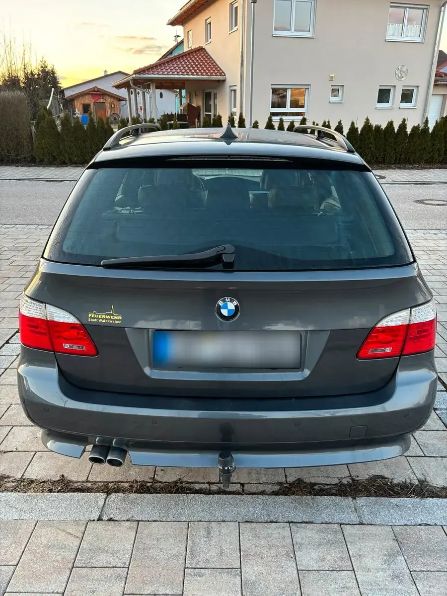 Gebraucht BMW 525 197 PS (144 kW) 2008 Grau Kombi