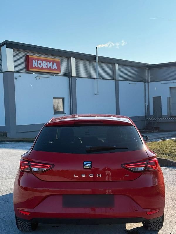 Usata Seat Leon SC 105 CV (77 kW) 2013 Rosso Utilitaria