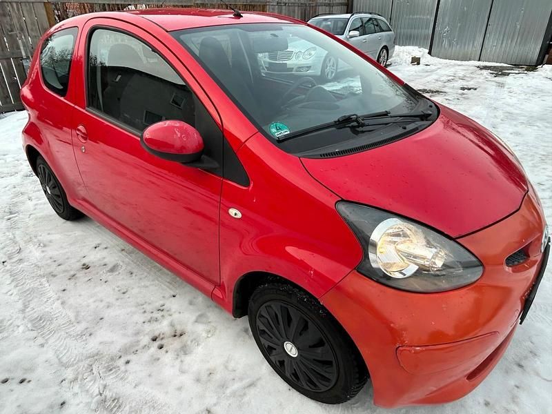 Gebraucht Toyota Aygo 68 PS (50 kW) 2005 Rot Kleinwagen