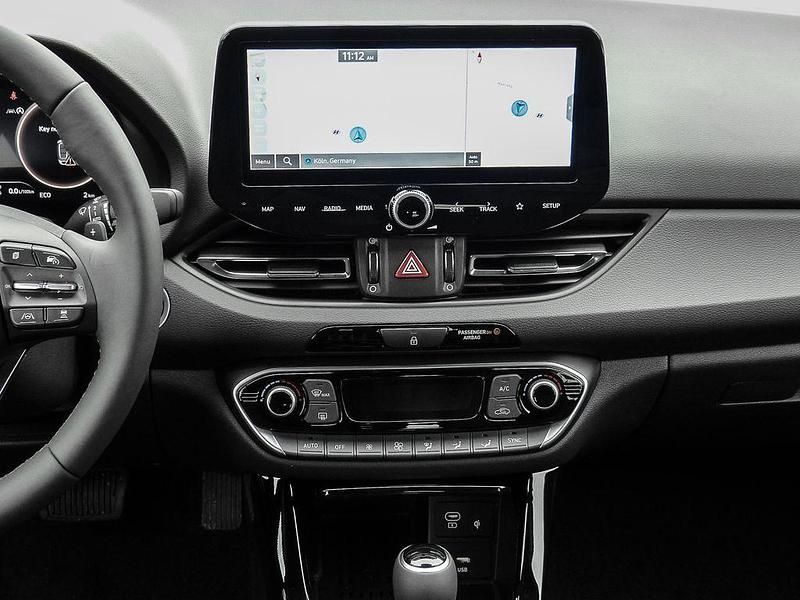 Gebraucht Hyundai i30 Advantage 101 PS (74 kW) 2024 Ecotronic grey / mic Limousine