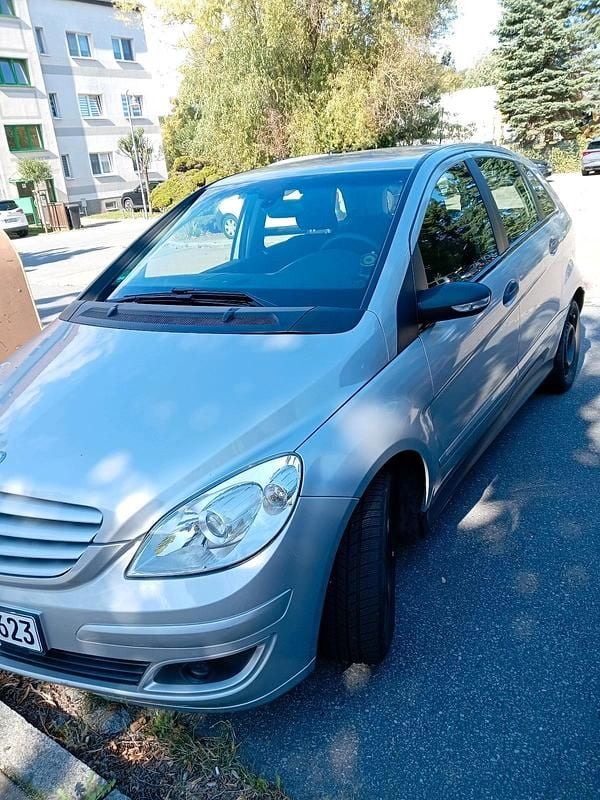 Silber Gebraucht 2007 Mercedes 180 Limousine | 2.900 € - Bild 1/4