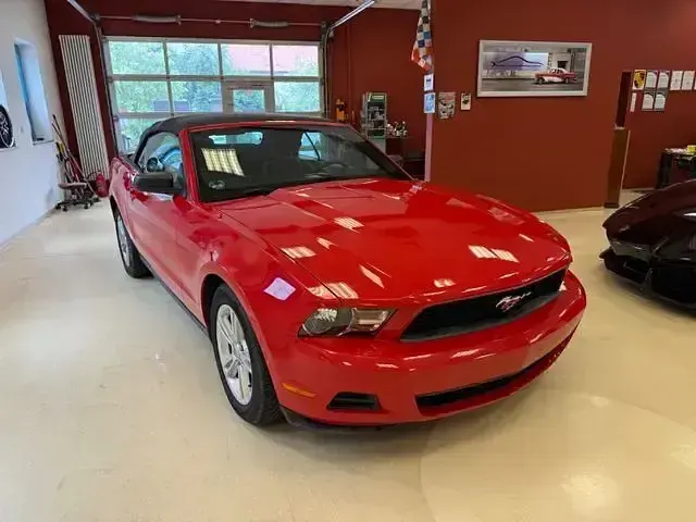 Second-hand Ford Mustang 540 CP (397 kW) 2010 Roșu Cabrio