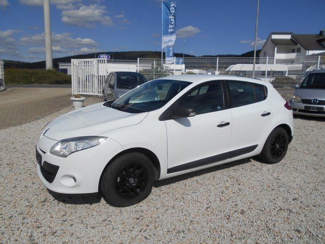 Weiß Gebraucht 2011 Renault Mégane III Limousine | 4.400 € (Etwas zu teuer) - Bild 1/4