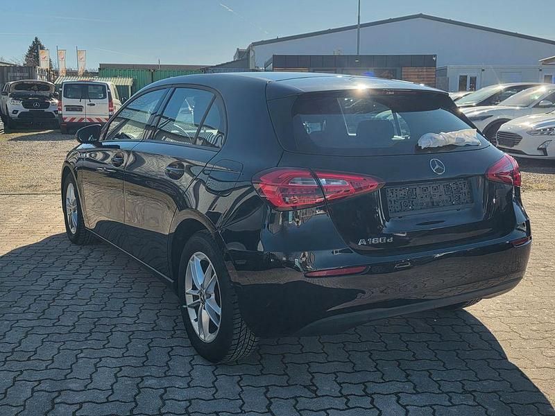 Gebraucht Mercedes A180 116 PS (85 kW) 2019 Schwarz Limousine