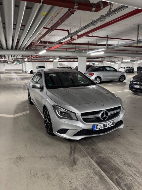 Silber Gebraucht 2015 Mercedes CLA180 AMG line Limousine | 13.990 € (Superpreis) - Bild 1/4