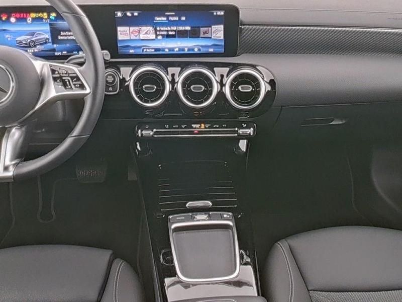 Gebraucht Mercedes CLA180 136 PS (100 kW) 2024 Kosmosschwarz (metallic) Limousine