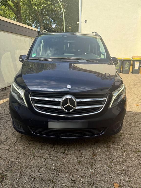 Blau Gebraucht 2015 Mercedes V250 Van / Kleinbus | 32.700 € (Etwas zu teuer) - Bild 1/4