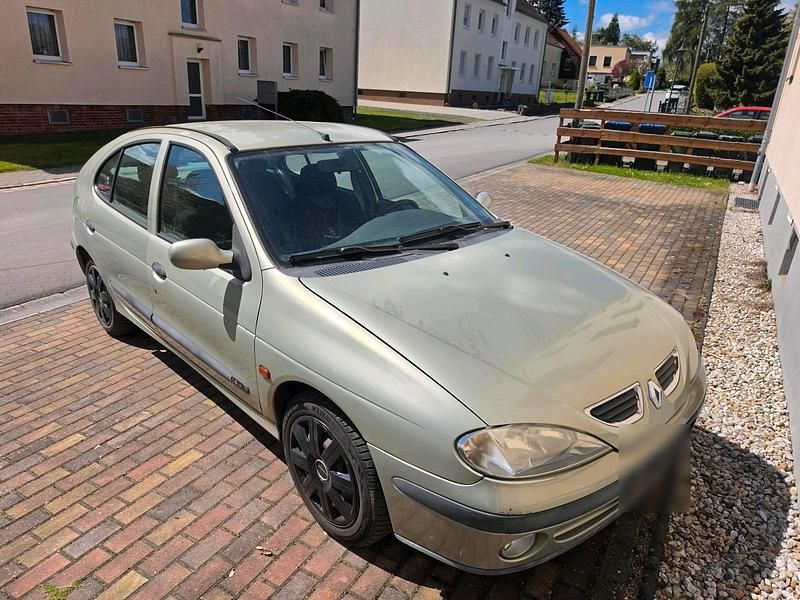Usata Renault Mégane 75 CV (55 kW) 2000 Oro Berlina