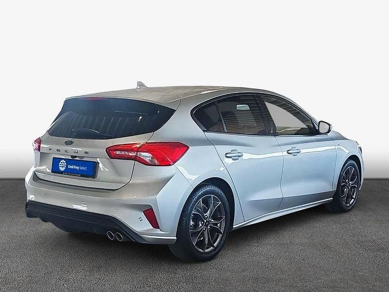 Gebraucht Ford Focus ST-Line 125 PS (91 kW) 2022 Moondust silver (metallic) Limousine