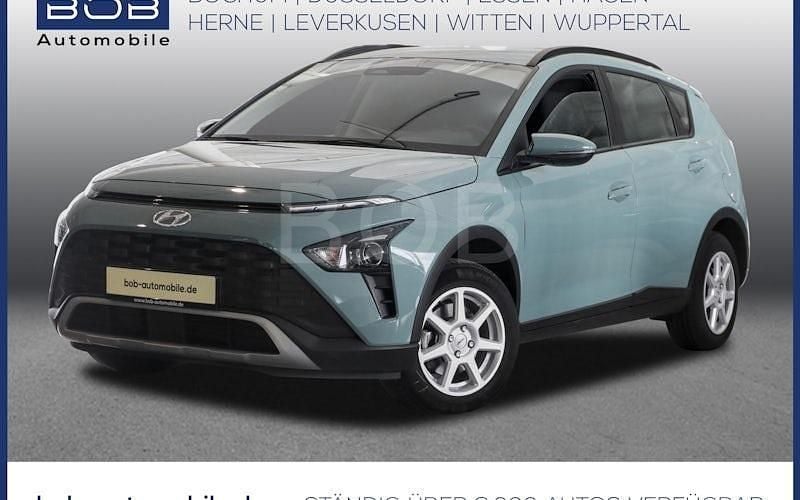 Mangrove green mic (grün) (grün) Gebraucht 2023 Hyundai Bayon Pure SUV | 15.890 € (Fairer Preis) - Bild 1/4