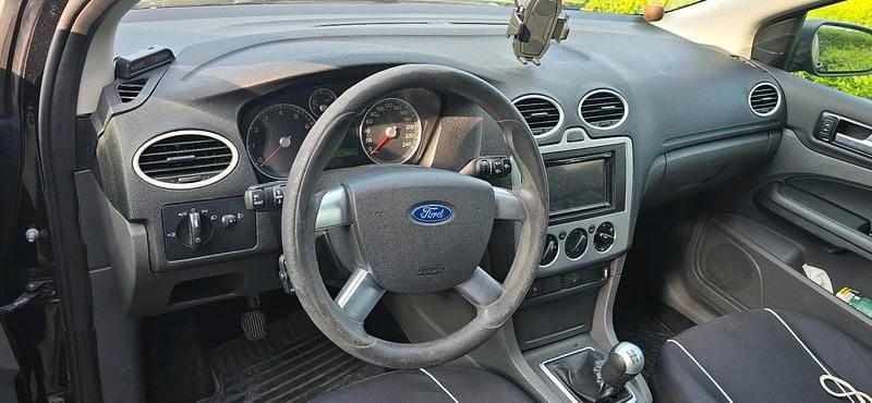 Second-hand Ford Focus 101 CP (74 kW) 2006 Negru Hatchback