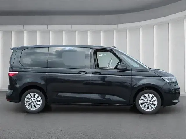 Gebraucht VW Multivan Life 150 PS (110 kW) 2024 Deep black perleffekt Van / Kleinbus