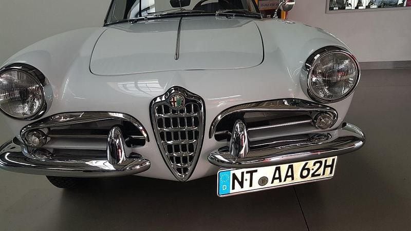 Weiß Gebraucht 1962 Alfa Romeo Giulia Spider Cabrio | 89.500 € - Bild 1/4
