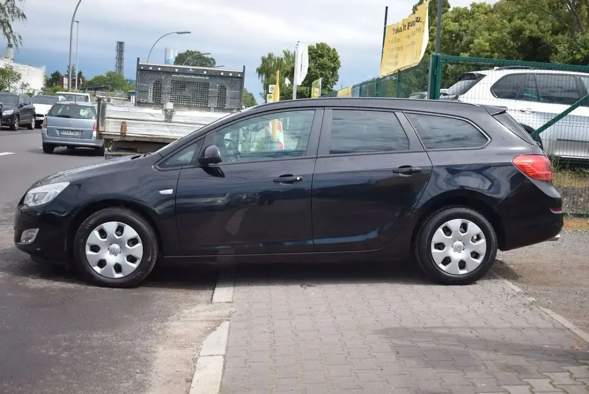 Używany Opel Astra Design Edition 120 KM (88 kW) 2011 Czarny Kombi