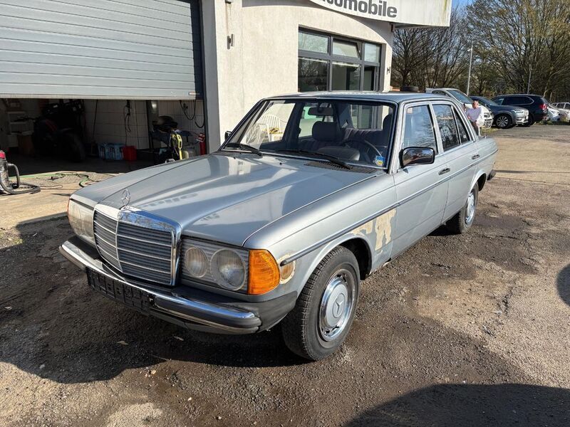 Gebraucht Mercedes 200 109 PS (80 kW) 1981 Blau Limousine