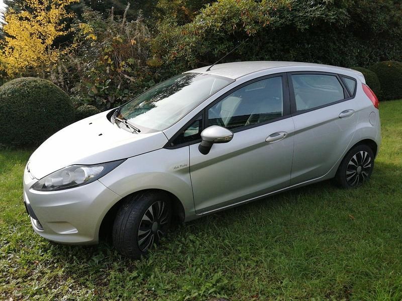 Silber Gebraucht 2009 Ford Fiesta Trend Limousine | 3.900 € (Fairer Preis) - Bild 1/4
