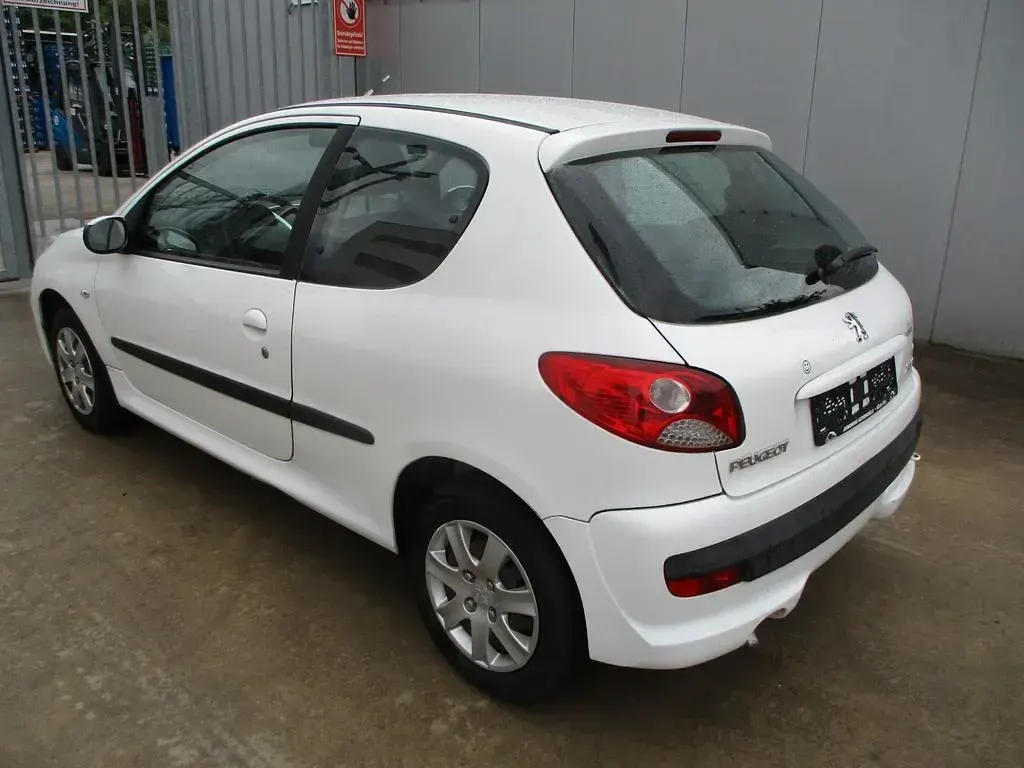 Gebraucht Peugeot 206+ Basis 60 PS (44 kW) 2009 Weiß Kleinwagen