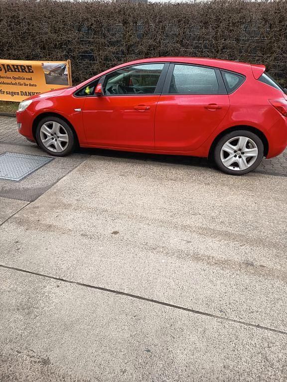 Gebraucht Opel Astra Design Edition 116 PS (85 kW) 2011 Rot Limousine