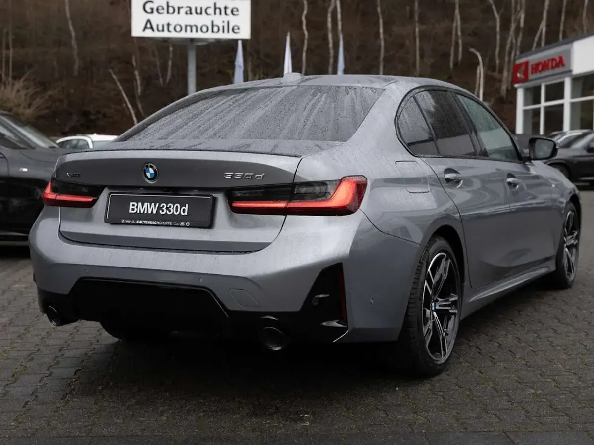 Neu BMW 330 M Sport 286 PS (210 kW) 2026 Skyscraper grau Limousine