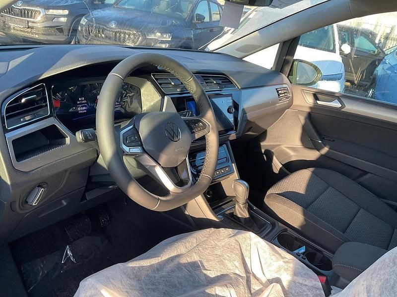 Grenadill black metallic Neu 2025 VW Touran Comfortline Van / Kleinbus | 38.184 € - Bild 1/2