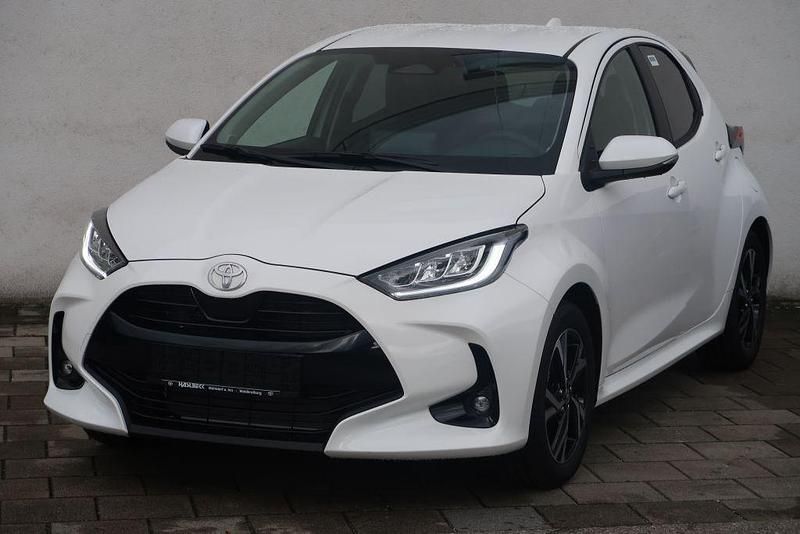 Weiß Neu 2025 Toyota Yaris Hybrid Business Edition Limousine | 24.249 € (Guter Preis) - Bild 1/4