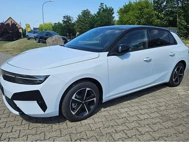 Neu Opel Astra 145 PS (106 kW) 2026 Kontur weiss/dach schwarz meta Limousine