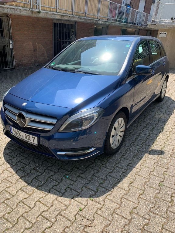 Blau Gebraucht 2012 Mercedes B200 Van / Kleinbus | 9.800 € (Fairer Preis) - Bild 1/4