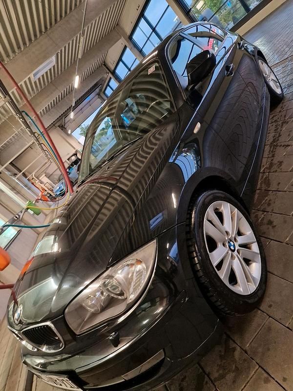 Schwarz Gebraucht 2011 BMW 120 Kleinwagen | 4.599 € (Superpreis) - Bild 1/4