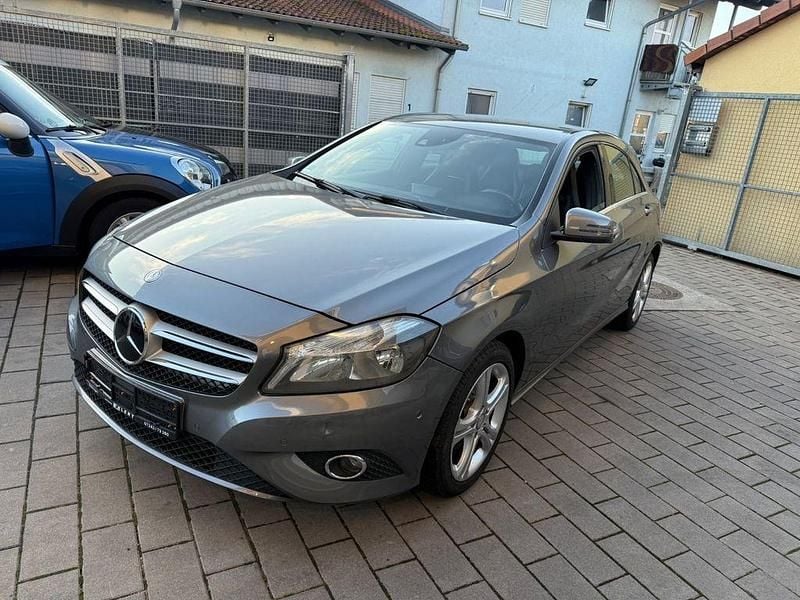Braun Gebraucht 2015 Mercedes A200 Urban Limousine | 12.799 € (Guter Preis) - Bild 1/4
