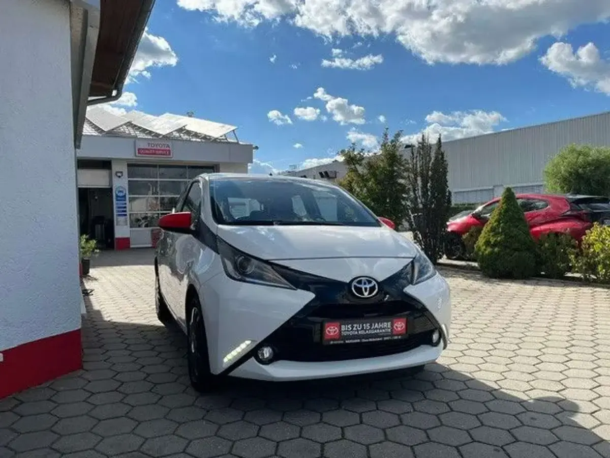 Gebraucht Toyota Aygo X-play 69 PS (50 kW) 2017 Weiß Kleinwagen
